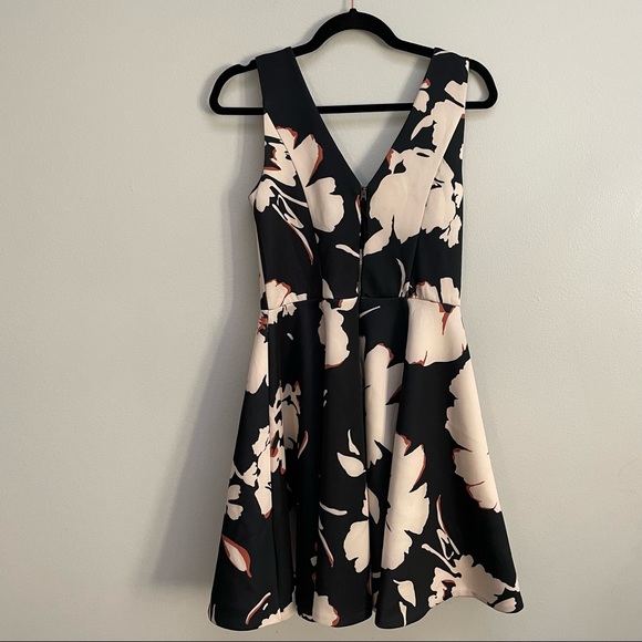 Anthropologie Amora dress Maeve scuba material large floral fit and flare size 6 - Picture 2 of 10